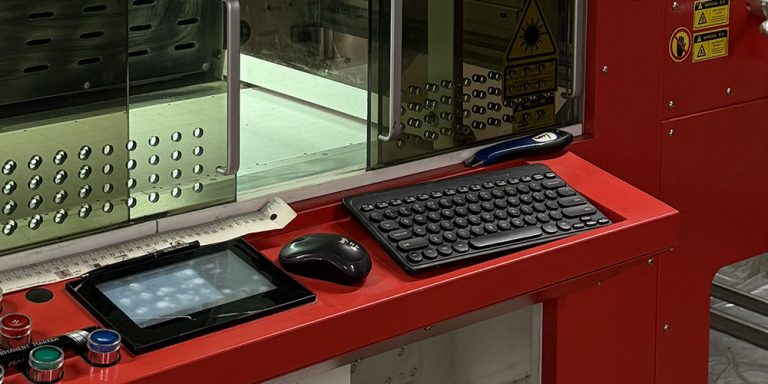 Зачем нужна постпечатная обработка этикетки: виды и задачи